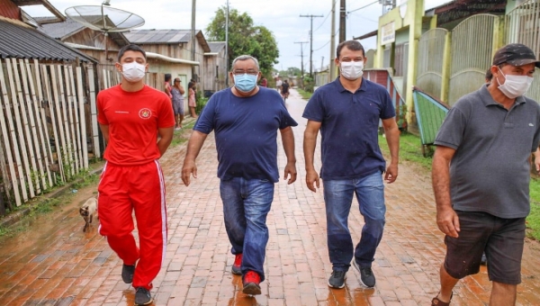 Em Sena Madureira, Roberto Duarte visita áreas alagadas e leva solidariedade às famílias